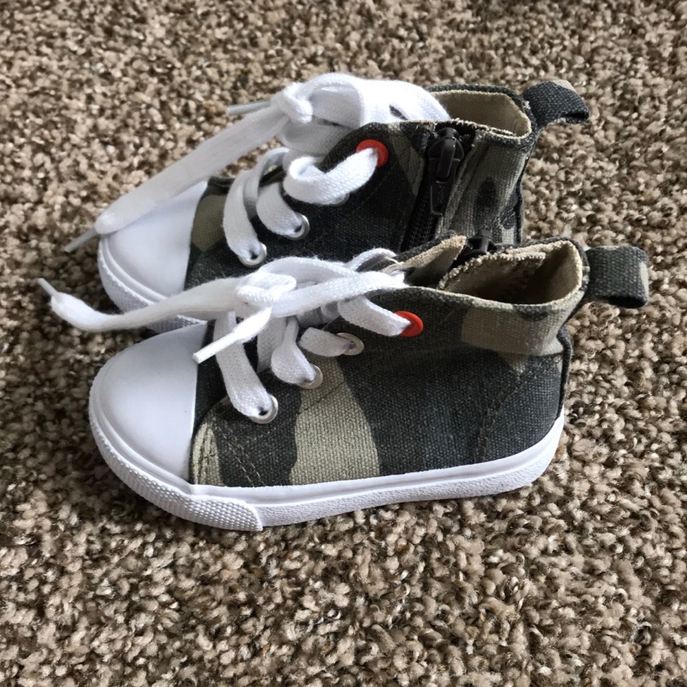 Never worn cat&jack size 5 shoes